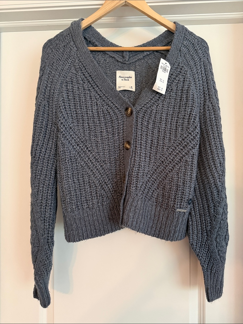 Abercrombie & Fitch Women’s Blue Chunky V-Neck Button Cardigan - M NWT